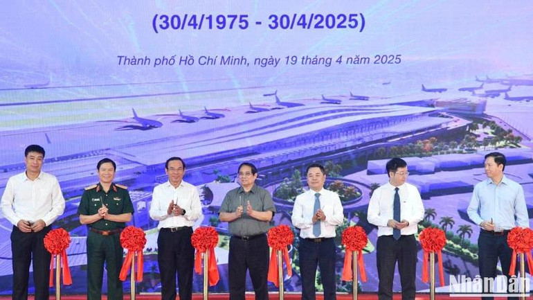 Thủ tướng Chính phủ Phạm Minh Chính cùng các đại biểu tham dự cắt băng khánh thành.