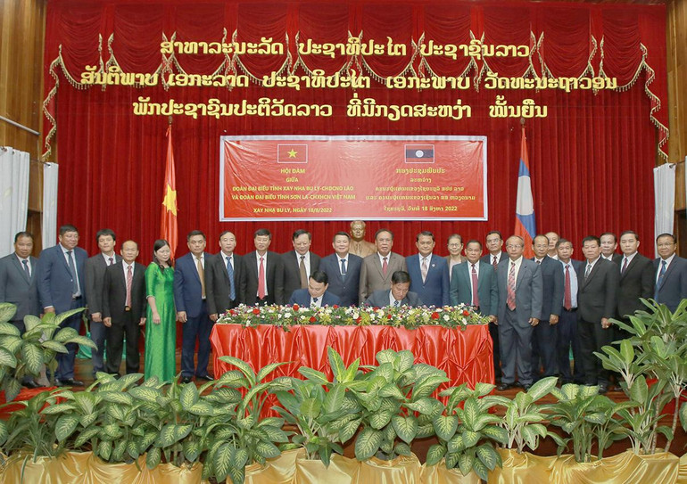 Đoàn đại biểu cấp cao tỉnh Sơn La - Xayabury ký biên bản thỏa thuận hợp tác.