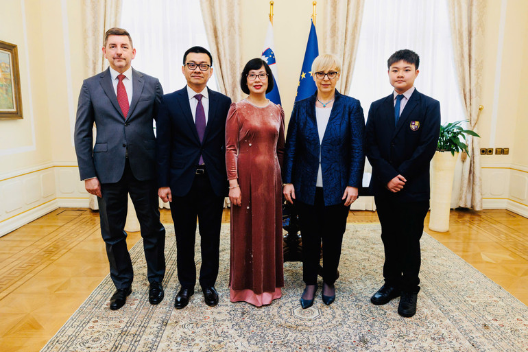 Đại sứ Vũ Lê Thái Hoàng cùng gia đình chụp ảnh lưu niệm cùng Tổng thống Slovenia cùng phu quân (Nguồn: Phủ Tổng thống Slovenia).