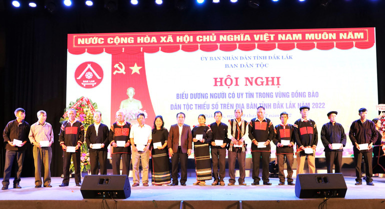 Đại diện Ủy ban Dân tộc tặng 100 suất quà cho người có uy tín tiêu biểu trên địa bàn tỉnh Đắk Lắk.