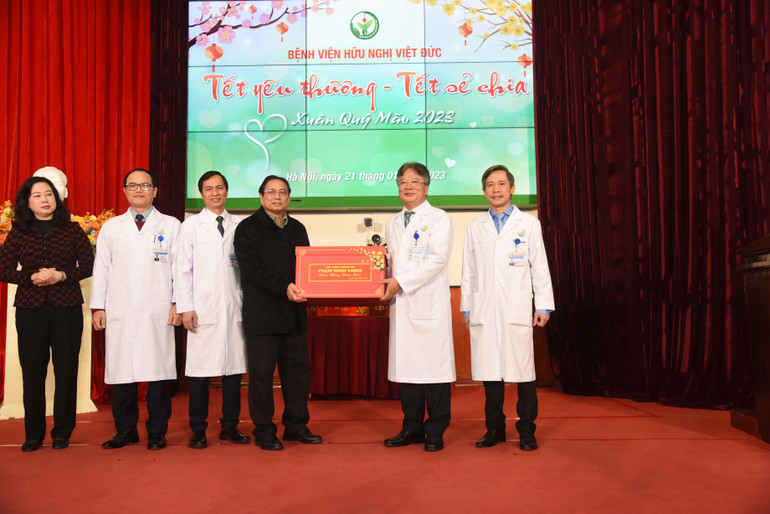 Thủ tướng Phạm Minh Chính tặng quà cho y bác sĩ Bệnh viện Hữu nghị Việt Đức (Hà Nội).