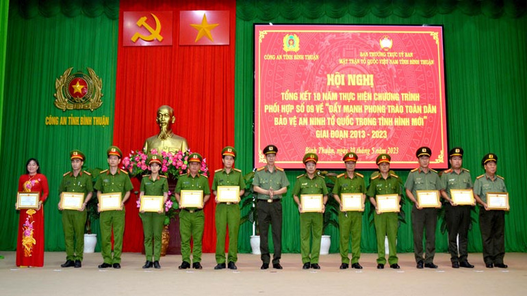 Các tập thể, cá nhân được Giám đốc Công an tỉnh Bình Thuận tặng Giấy khen.