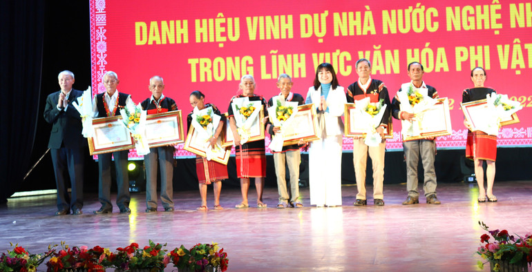 Các nghệ nhân được truy tặng danh hiệu Nhà nước Nghệ nhân ưu tú.