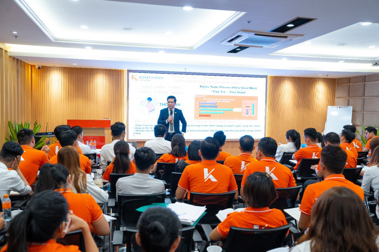 Các khóa đào tạo được tổ chức thường xuyên tại Kim Oanh Group giúp nhân viên nâng cao kiến thức, kỹ năng chuyên môn.