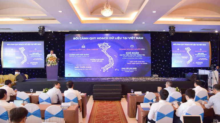 Phiên toàn thể "Chuyển đổi số tạo đà đẩy nhanh phát triển kinh tế-xã hội" diễn ra sáng 18/8 trong khuôn khổ Tuần lễ Chuyển đổi số - Huế 2022. Phiên toàn thể "Chuyển đổi số tạo đà đẩy nhanh phát triển kinh tế-xã hội" diễn ra sáng 18/8 trong khuôn khổ Tuần lễ Chuyển đổi số - Huế 2022.