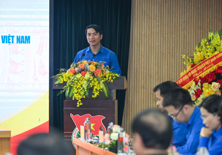 Bí thư Thường trực Trung ương Đoàn Nguyễn Ngọc Lương trình bày báo cáo tại buổi làm việc.