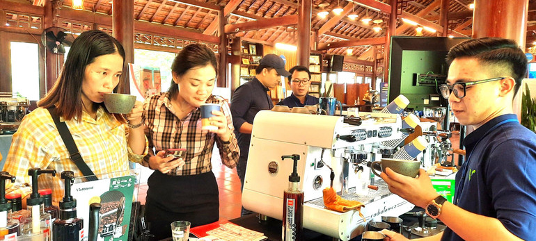 Du khách thưởng thức cà-phê tại Cuộc thi rang cà-phê năm 2022.