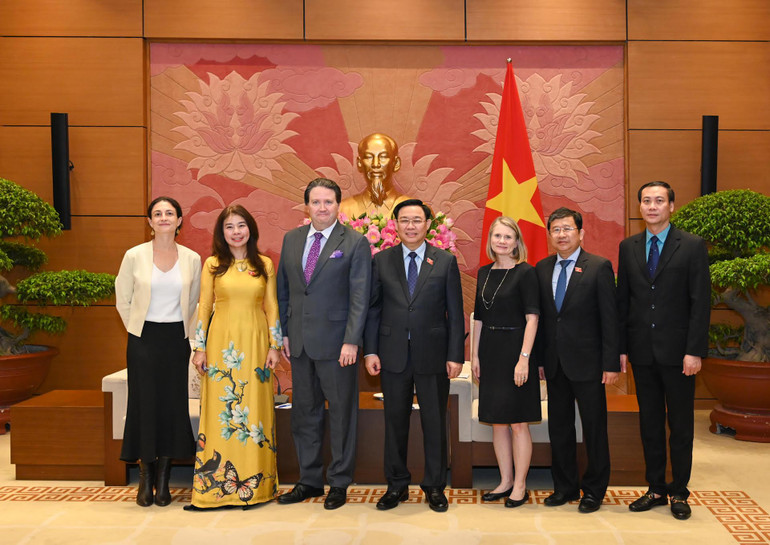 Chủ tịch Quốc hội Vương Đình Huệ và Đại sứ Hoa Kỳ Marc E. Knapper cùng thành viên đoàn hai nước.