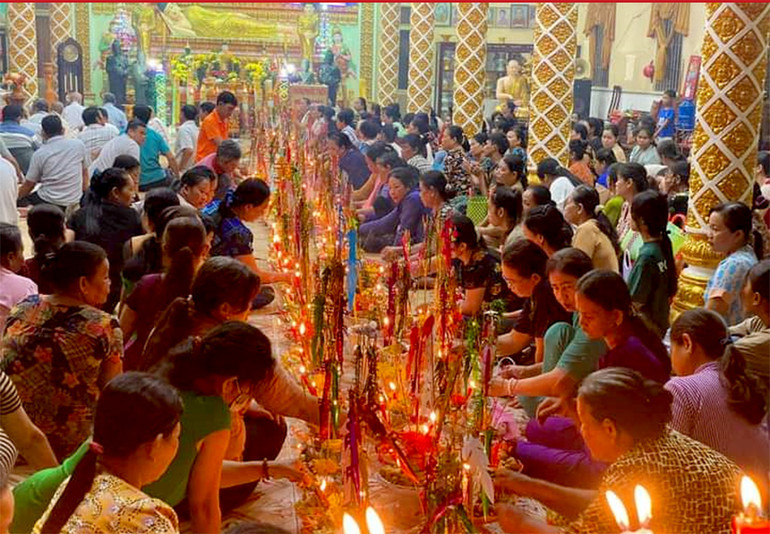 Đồng bào Khmer đến chùa thực hành các nghi lễ trong dịp lễ Sene Dolta.
