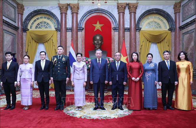 Tổng Bí thư, Chủ tịch nước Tô Lâm với Đại sứ Vương quốc Thái Lan tại Việt Nam Urawadee Sriphiromya và các đại biểu. Ảnh: TTXVN