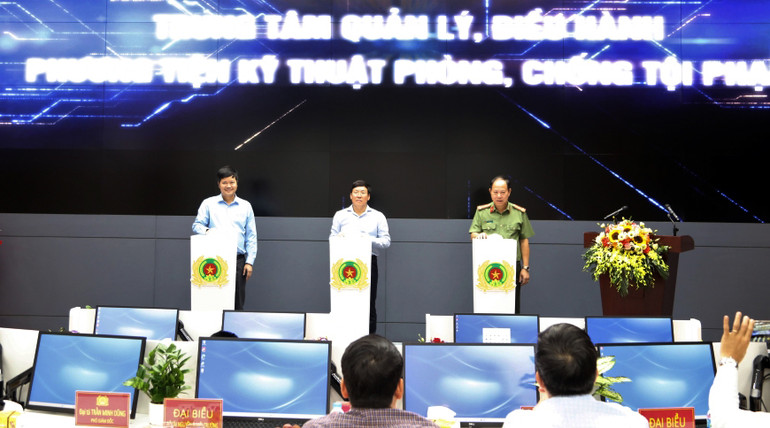 Chủ tịch UBND tỉnh và Giám đốc Công an tỉnh nhấn nút khai trương vận hành Trung tâm. Chủ tịch UBND tỉnh và Giám đốc Công an tỉnh nhấn nút khai trương vận hành Trung tâm.