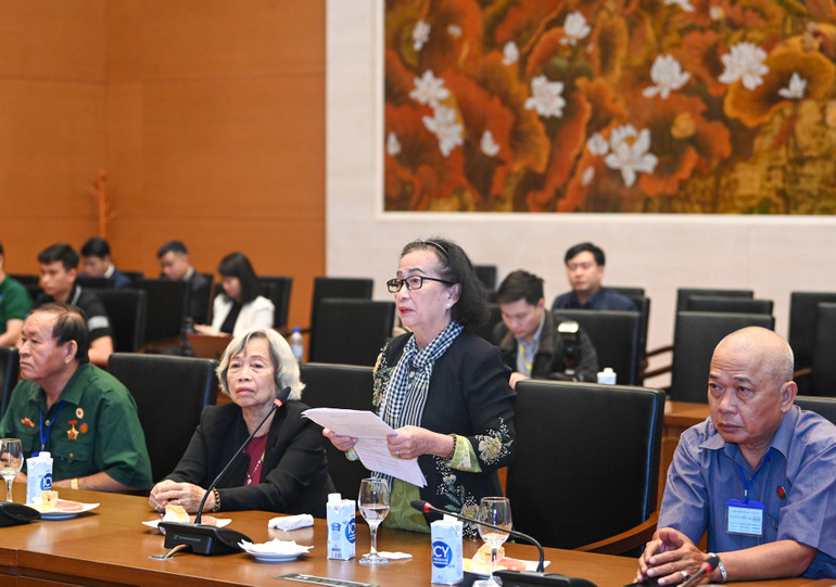 Đồng chí Trần Thị Bé Bẩy xúc động chia sẻ tại buổi gặp mặt.