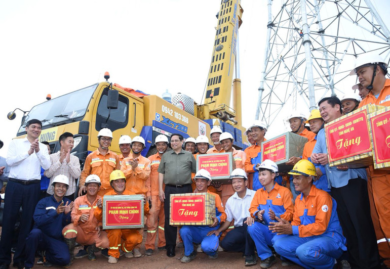 Thủ tướng Phạm Minh Chính tặng quà động viên các cán bộ, công nhân thi công trên công trường.