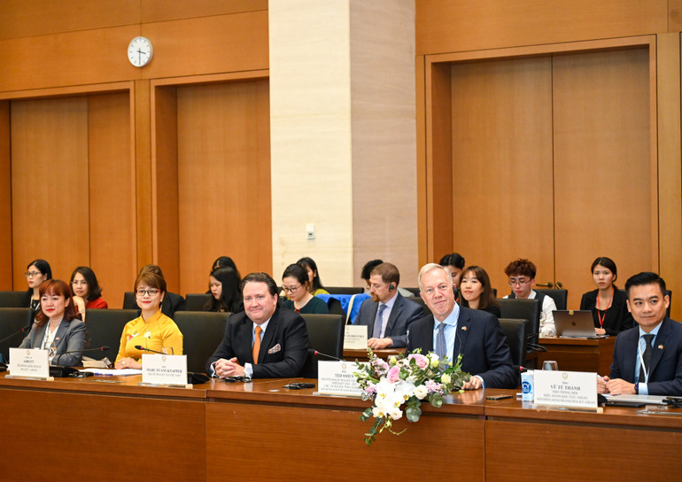 Chủ tịch Hội đồng Kinh doanh Hoa Kỳ-ASEAN Ted Osius; Đại sứ Hoa Kỳ tại Việt Nam Marc Knapper và đại diện hơn 40 doanh nghiệp lớn của Hoa Kỳ dự buổi tiếp. Chủ tịch Hội đồng Kinh doanh Hoa Kỳ-ASEAN Ted Osius; Đại sứ Hoa Kỳ tại Việt Nam Marc Knapper và đại diện hơn 40 doanh nghiệp lớn của Hoa Kỳ dự buổi tiếp.
