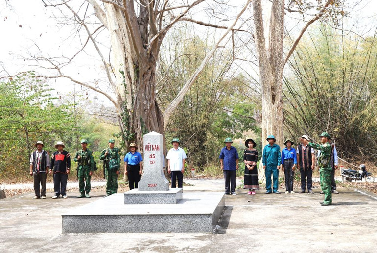 Đồng bào các dân tộc thiểu số ở khu vực biên giới cùng với cán bộ, chiến sĩ Bộ đội Biên phòng tỉnh Đắk Lắk tuần tra bảo vệ cột mốc biên giới quốc gia.