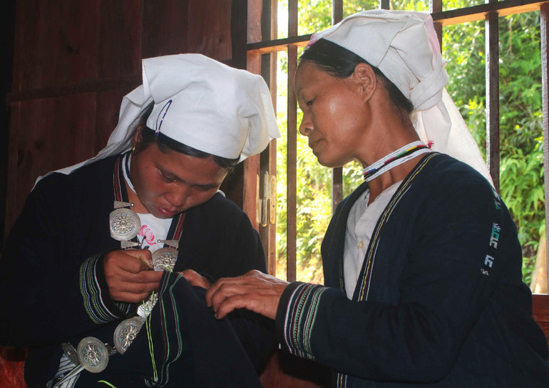 Tỷ mẩn trong từng mũi kim thêu.