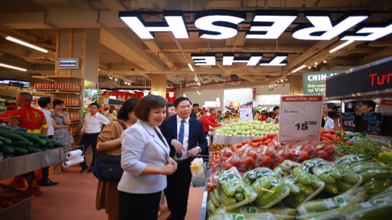 Bà Lê Việt Nga, Phó Vụ trưởng Vụ thị trường trong nước, Bộ Công thương ghé thăm Winmart Thăng Long.