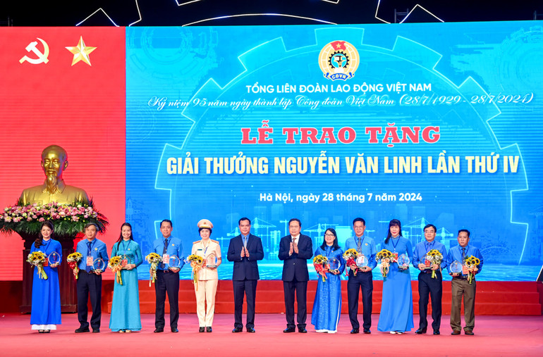 Chủ tịch Quốc hội Trần Thanh Mẫn và Chủ tịch Tổng Liên đoàn Lao động Việt Nam Nguyễn Đình Khang trao tặng “Giải thưởng Nguyễn Văn Linh” cho 10 gương mặt cán bộ công đoàn tiêu biểu.