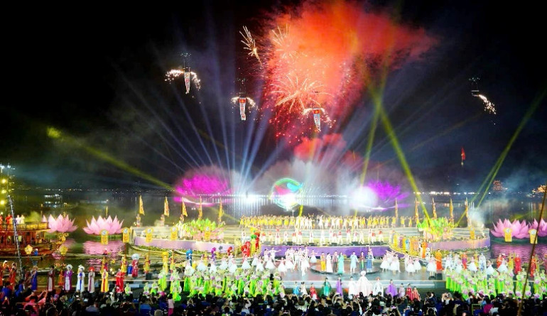 Chương trình kết thúc với màn pháo hoa rực rỡ, muôn sắc màu nhân kỷ niệm 50 năm Ngày giải phóng Huế. Chương trình kết thúc với màn pháo hoa rực rỡ, muôn sắc màu nhân kỷ niệm 50 năm Ngày giải phóng Huế.