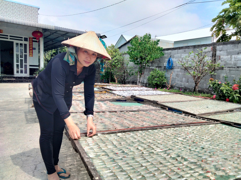 Chị Nguyễn Thúy Diễm, chủ cơ sở cá khô Diễm Hào, khu phố Ba Hòn, thị trấn Kiên Lương, huyện Kiên Lương, tỉnh Kiên Giang tranh thủ đặng nắng để phơi khô nhằm duy trì chất lượng khô phục vụ Tết Nguyên đán 2023.