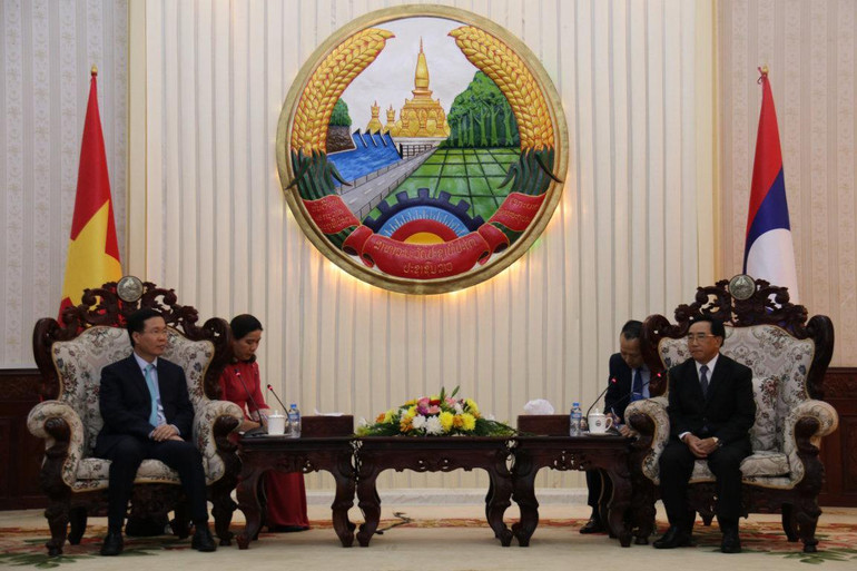 Thủ tướng Lào Phankham Viphavanh (phải) tiếp đồng chí Võ Văn Thưởng, Ủy viên Bộ Chính trị, Thường trực Ban Bí thư.