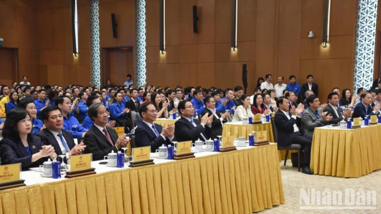 Thủ tướng Phạm Minh Chính, các đồng chí lãnh đạo và các đại biểu tham dự đối thoại.