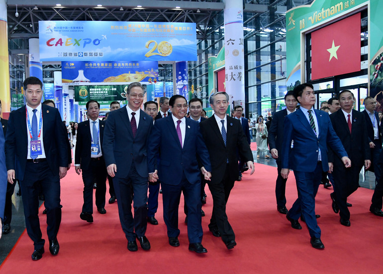 Thủ tướng Phạm Minh Chính, Đại sứ Trung Quốc tại Việt Nam Hùng Ba và lãnh đạo tỉnh Quảng Tây cùng các đại biểu đi thăm các gian trưng bày sản phẩm tại CAEXPO 2023.