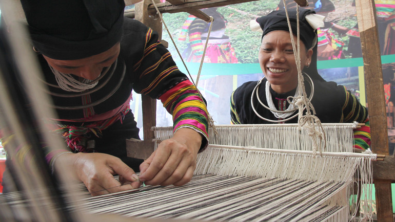 Phụ nữ Lô Lô đen ở Cao Bằng thể hiện khả năng dệt lanh.