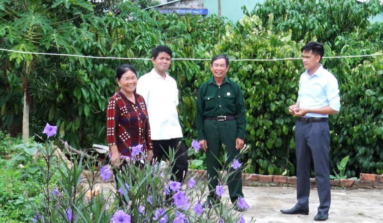 Vận động các cựu chiến binh tham gia phong trào “Nghĩa tình đồng đội” tại thôn Đắk Lợi, xã Đắk Ngọk.
