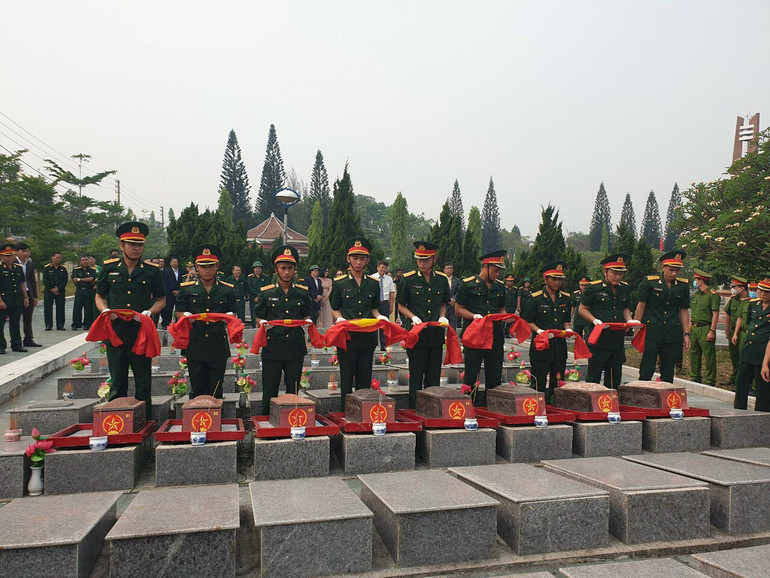 Thực hiện nghi lễ an táng các hài cốt liệt sĩ Trung đoàn 208 tại NTLS tỉnh Kon Tum. Thực hiện nghi lễ an táng các hài cốt liệt sĩ Trung đoàn 208 tại NTLS tỉnh Kon Tum.