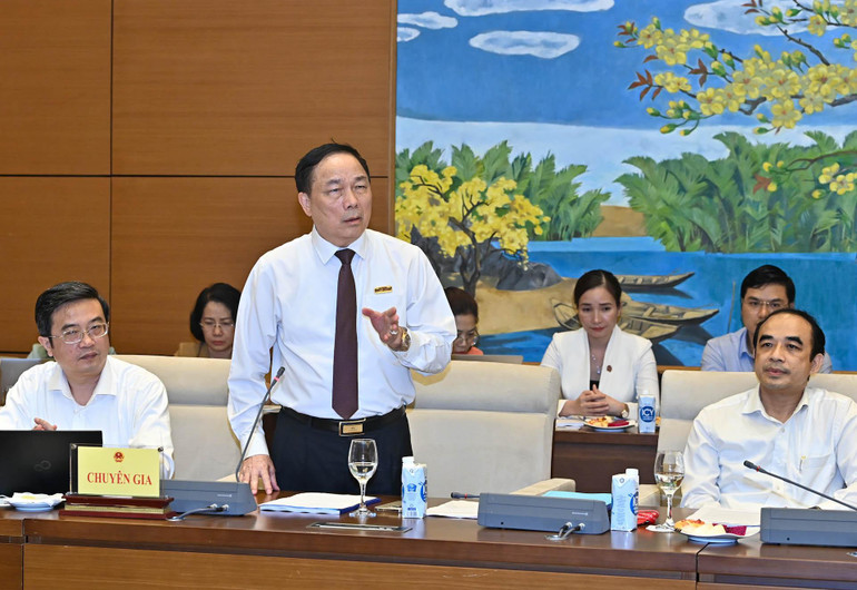 Chủ tịch Hiệp hội bệnh viện tư nhân Nguyễn Văn Đệ phát biểu tham luận tại Tọa đàm.