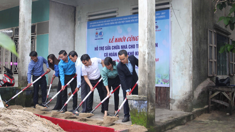 Thực hiện lễ khởi công sửa chữa nhà cho đoàn viên Tiểu Cầm.