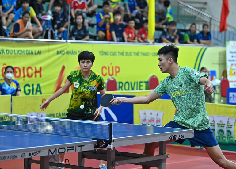 Lội ngược dòng sau khi bị dẫn trước 0-2, cặp đôi Hồng Khánh và Diệu Khánh giành thắng lợi chung cuộc 3-2.