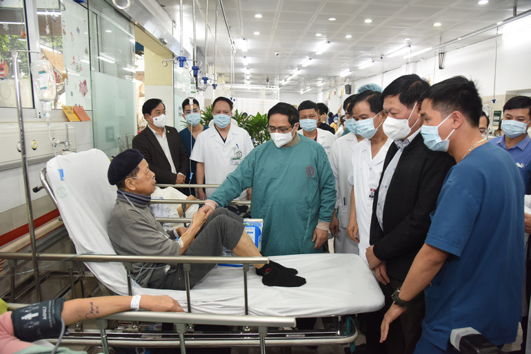 Thủ tướng Phạm Minh Chính thăm hỏi bệnh nhân đang điều trị tại Bệnh viện Bạch Mai.