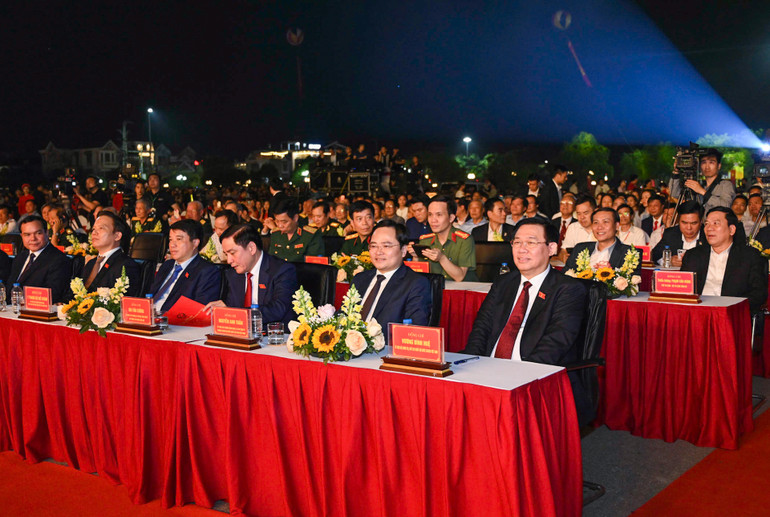 Chủ tịch Quốc hội Vương Đình Huệ cùng các đại biểu và lãnh đạo tỉnh Bắc Ninh dự buổi lễ.