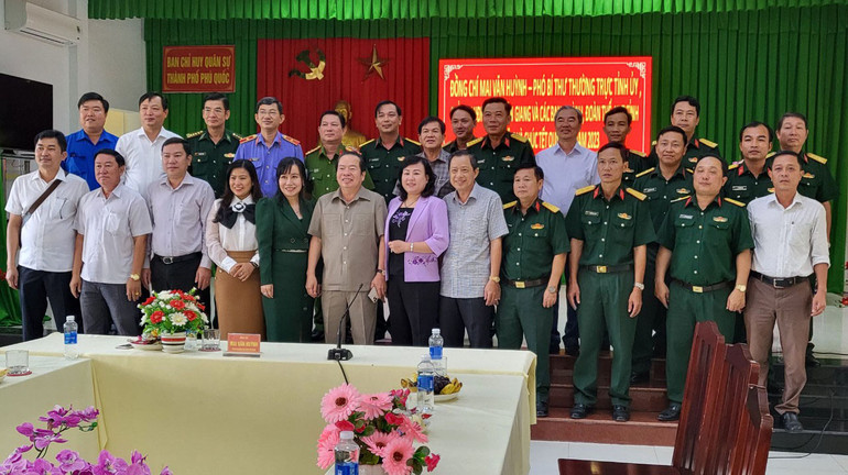 Phó Bí thư Thường trực Tỉnh ủy Kiên Giang Mai Văn Huỳnh (thứ 6, từ trái qua) và đoàn cán bộ chụp ảnh lưu niệm với các lực lượng vũ trang trên đảo Phú Quốc.