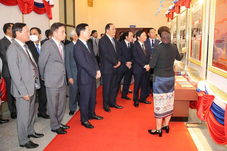 Đồng chí Võ Văn Thưởng (thứ 3 từ trái sang phải) và các đại biểu hai nước tham quan triển lãm, chiều 17/7. Đồng chí Võ Văn Thưởng (thứ 3 từ trái sang phải) và các đại biểu hai nước tham quan triển lãm, chiều 17/7.