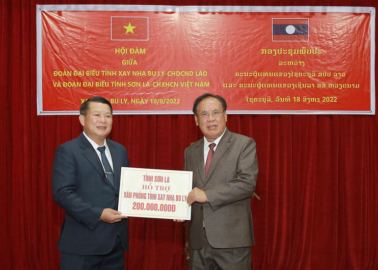 Đoàn đại biểu cấp cao Sơn La hỗ trợ 200 triệu đồng cho Văn phòng tỉnh Xayabury.