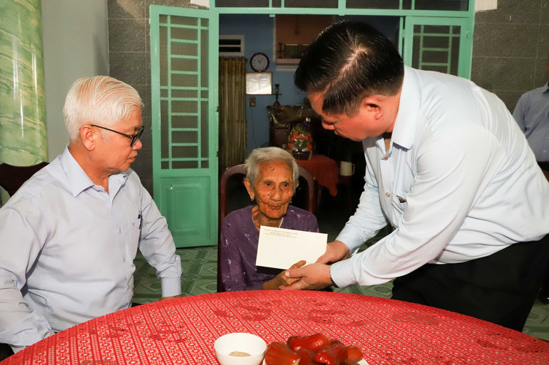 Trưởng Ban Tuyên giáo Trung ương Nguyễn Trọng Nghĩa thăm hỏi và trao tặng quà cho Mẹ Việt Nam Anh hùng Nguyễn Thị Rực.