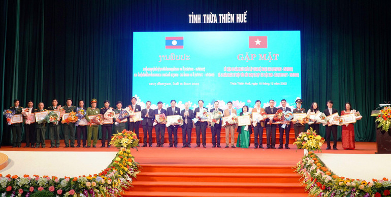 Khen thưởng 15 tập thể và 24 cá nhân có nhiều đóng góp trong quan hệ hữu nghị và hợp tác giữa tỉnh Thừa Thiên Huế với các địa phương của Lào.