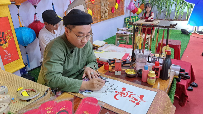 Ông Đồ cho chữ đầu Xuân tại Hội báo Xuân Quý Mão ở Bình Dương.