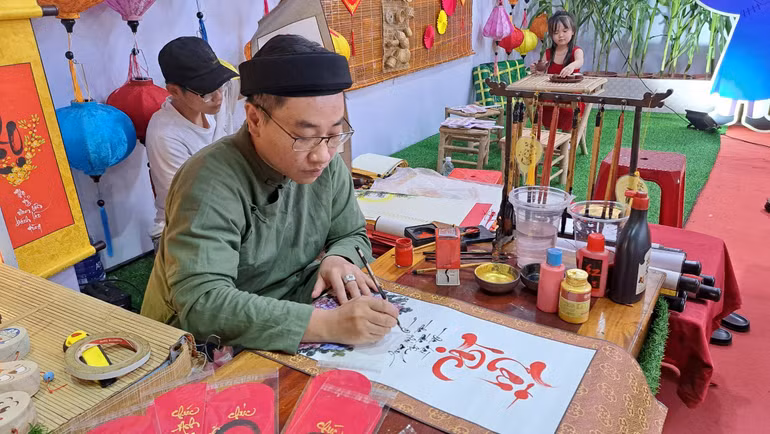 Ông Đồ cho chữ đầu Xuân tại Hội báo Xuân Quý Mão ở Bình Dương.