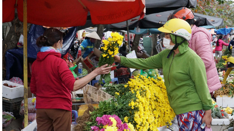 Hoa cành để cúng cũng không thiếu ngày Tết.
