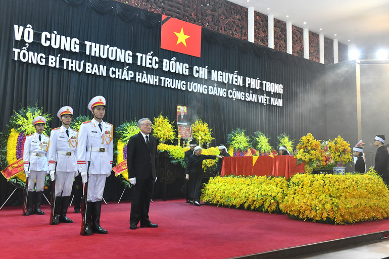 Phu nhân Ngô Thị Mận và tang quyến bên linh cữu Tổng Bí thư Nguyễn Phú Trọng tại Lễ truy điệu.