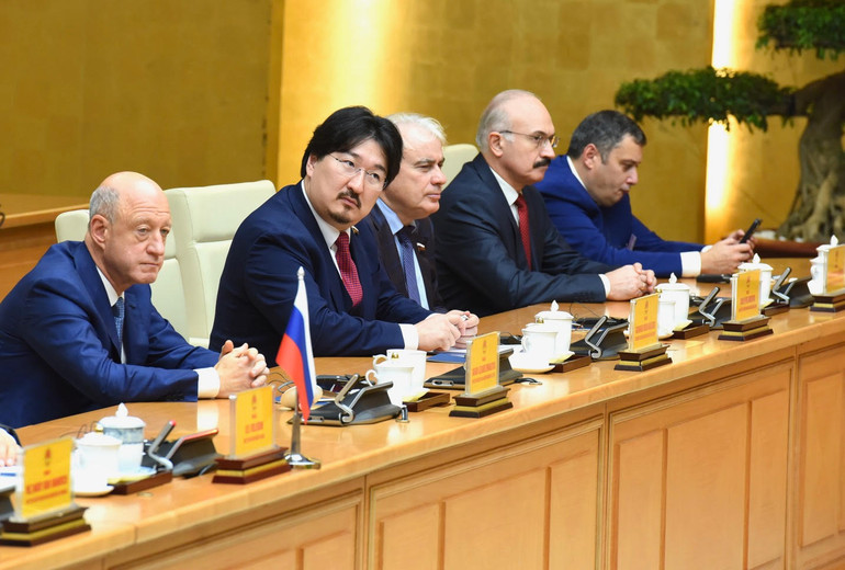 Các thành viên đi cùng Chủ tịch Duma Quốc gia Quốc hội Liên bang Nga V.V. Volodin tham dự buổi hội kiến.