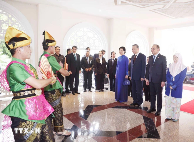 Tổng Bí thư Tô Lâm và Phu nhân với Thủ tướng Malaysia và Phu nhân đến tham dự tiệc chiêu đãi. (Ảnh: TTXVN)
