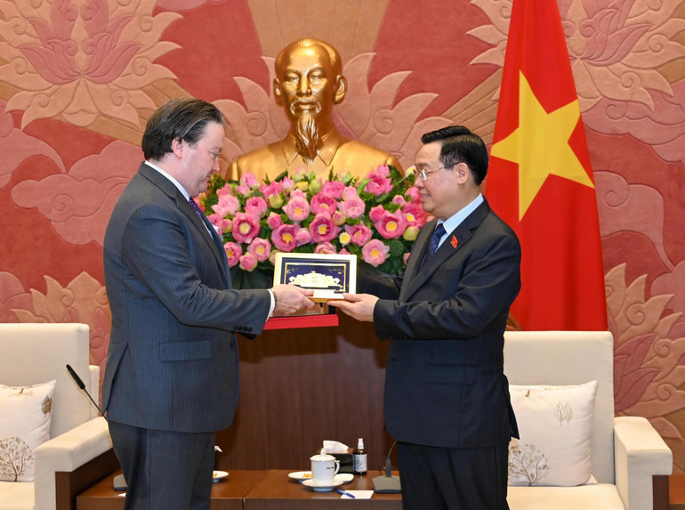Chủ tịch Quốc hội Vương Đình Huệ tặng quà lưu niệm Đại sứ Hoa Kỳ Marc E. Knapper.