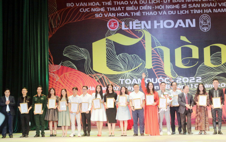 Các đồng chí lãnh đạo tỉnh Hà Nam và Bộ Văn hóa, Thể thao và Du lịch trao giải thành phần sáng tạo.