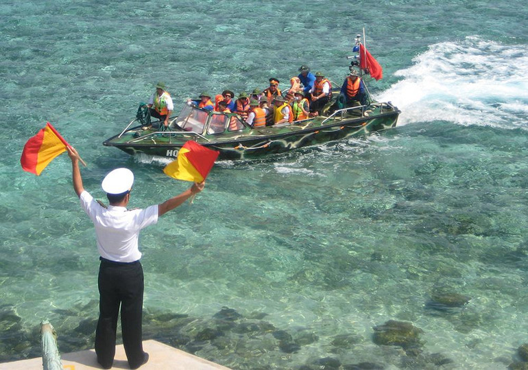 Xuồng CQ hay còn gọi là Xuồng Chủ Quyền là phương tiện được nhiều đơn vị đóng quân của Việt Nam sử dụng trên Biển Đông Xuồng CQ hay còn gọi là Xuồng Chủ Quyền là phương tiện được nhiều đơn vị đóng quân của Việt Nam sử dụng trên Biển Đông