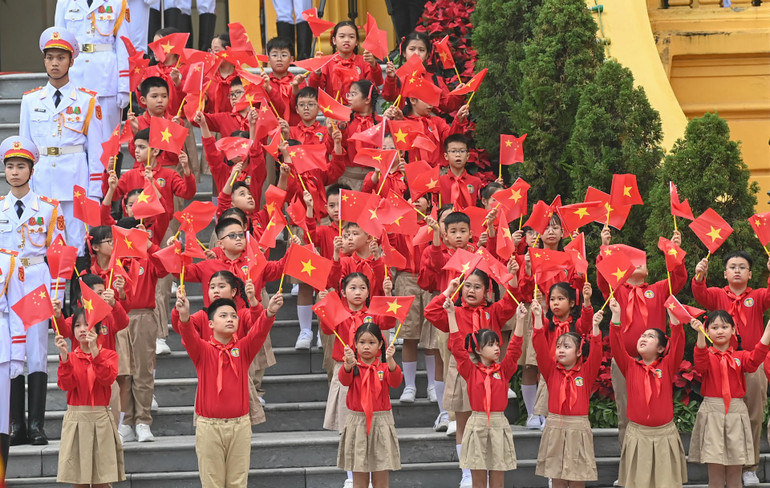 Thiếu nhi Thủ đô chào đón Tổng Bí thư Nguyễn Phú Trọng và Phu nhân và Tổng Bí thư, Chủ tịch Trung Quốc Tập Cận Bình và Phu nhân.